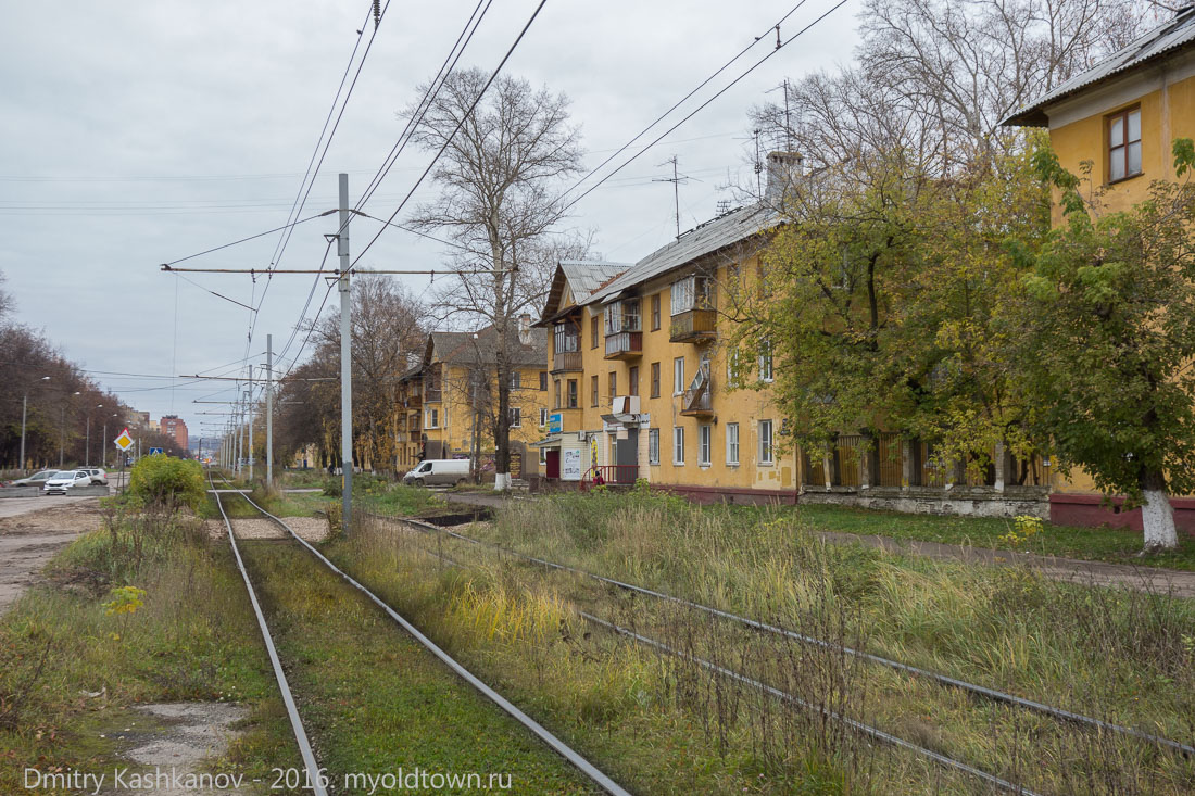 Старые трамвайные пути на пр. Молодежном. Фото октябрь 2016