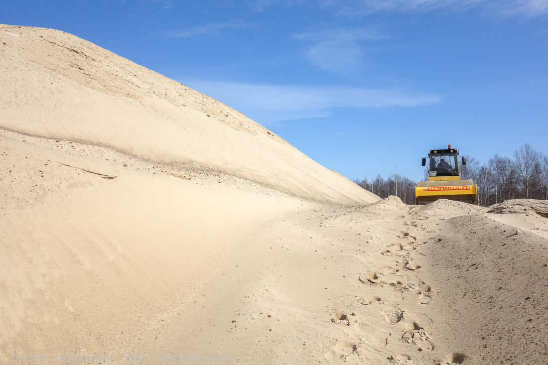 Песчаная гора у виадука над железной дорогой. Фото