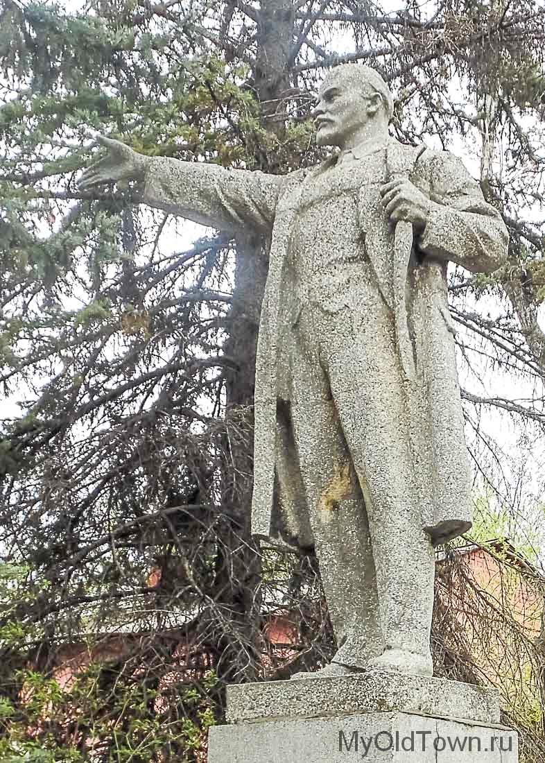 Памятник Ленину в поселке ВолгоГРЭС (СталГРЭС). Фото