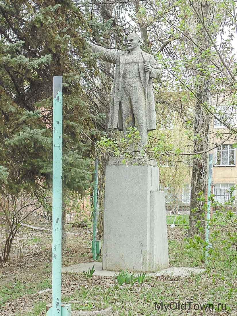 Памятник Ленину в поселке ВолгоГРЭС (СталГРЭС). Фото
