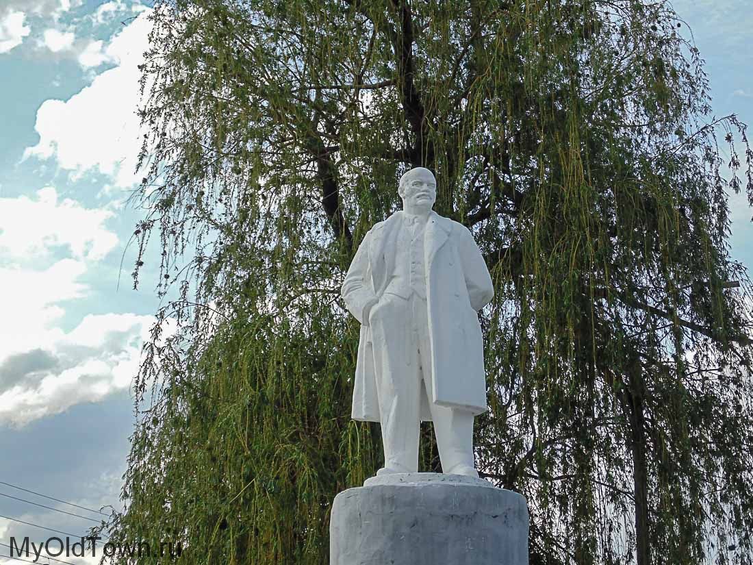 Памятник Ленину около заводоуправления ВОАО Химпром. Фото