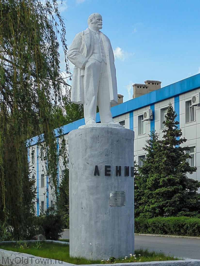 Памятник Ленину около заводоуправления ВОАО Химпром. Фото
