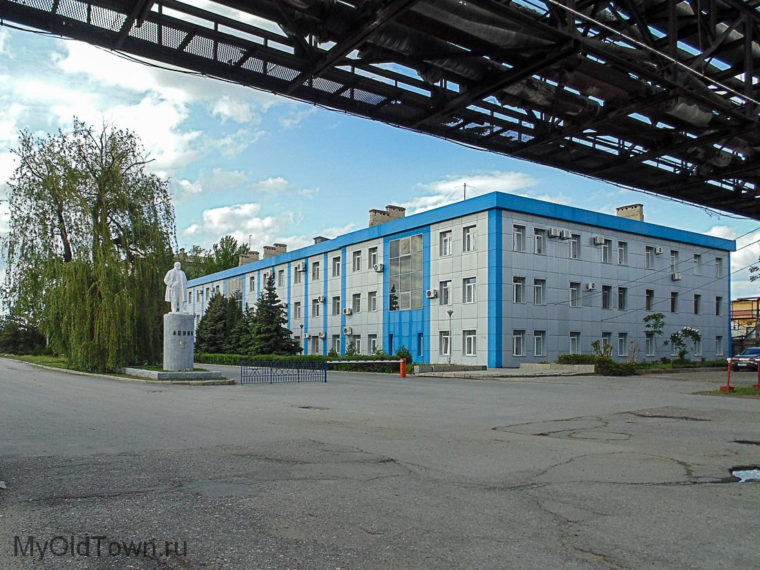 Памятник Ленину около заводоуправления ВОАО Химпром. Фото 