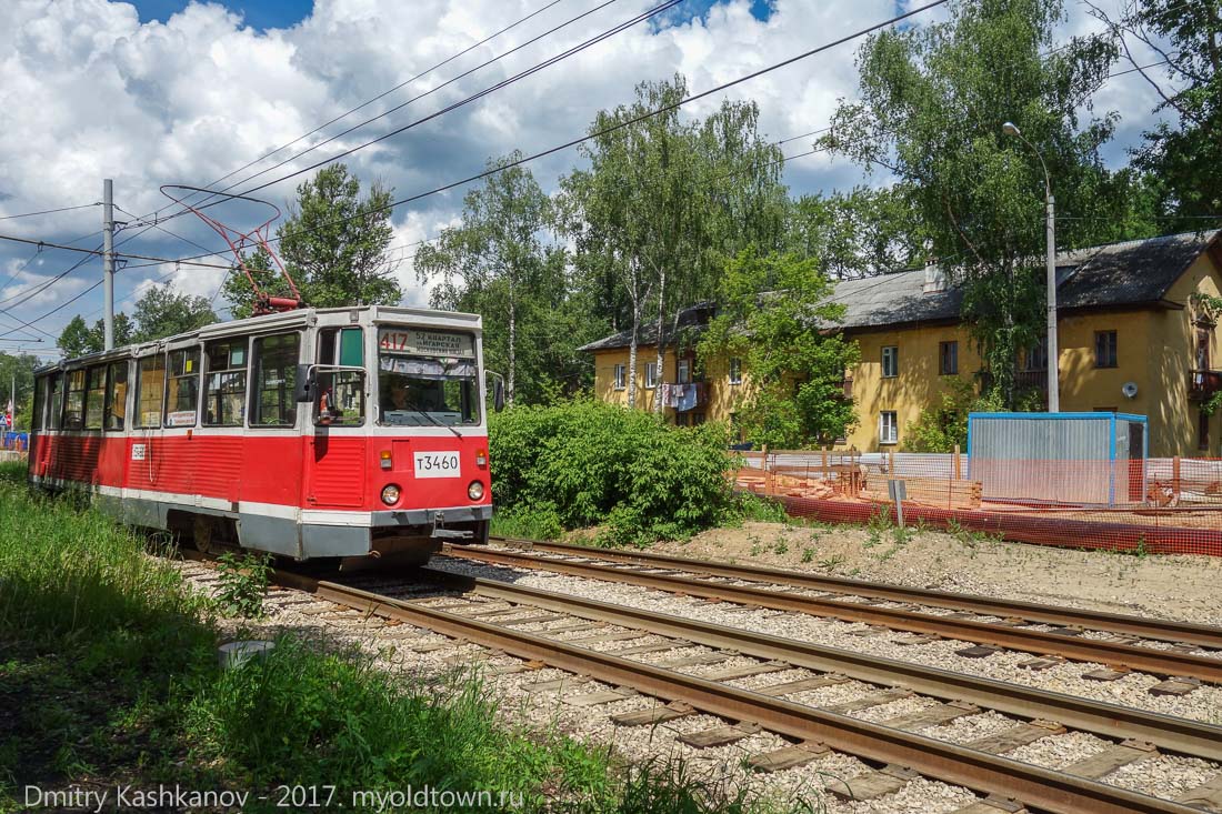 Старый красный трамвай на проспекте Молодежном