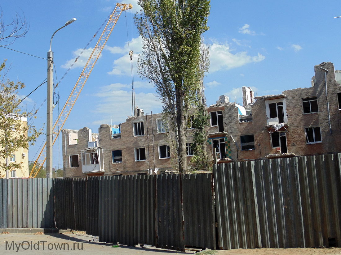 Волгоград, проспект Университетский. Идет демонтаж взорвавшегося дома. Вид со двора. Фото