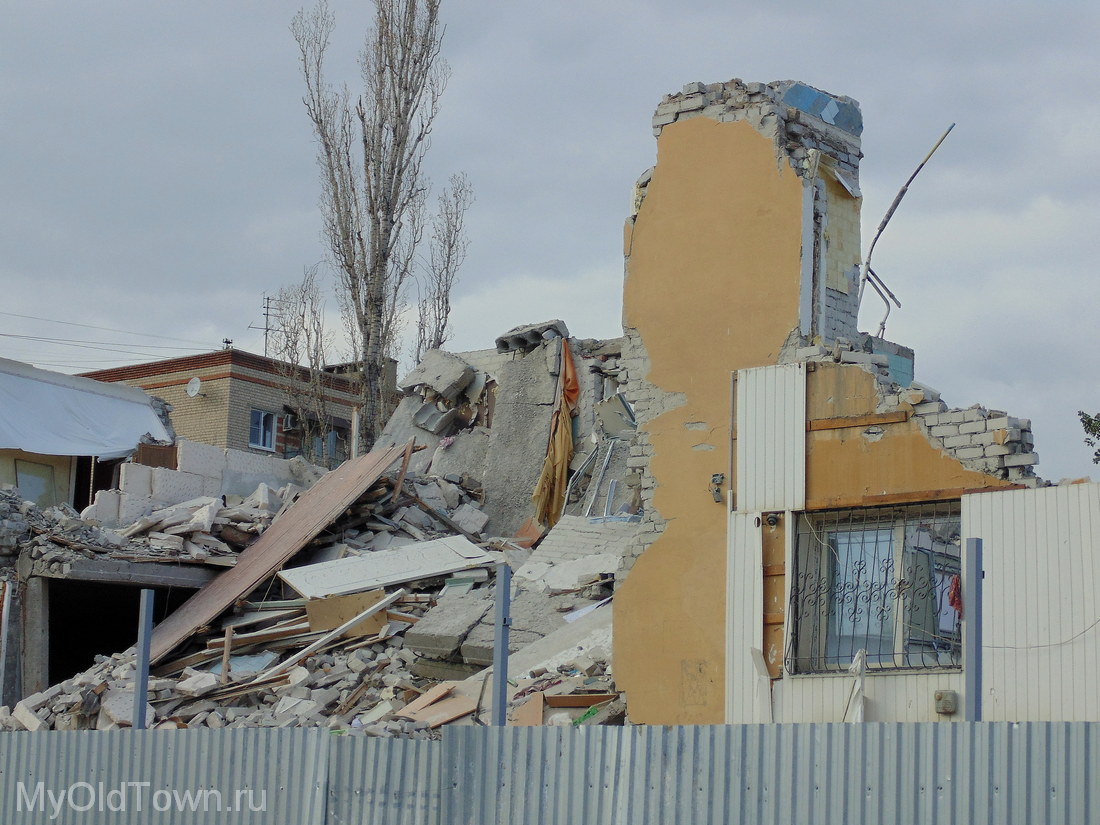 Волгоград, проспект Университетский. Демонтаж взорвавшегося дома. Вид с улицы Панфиловской. Фото