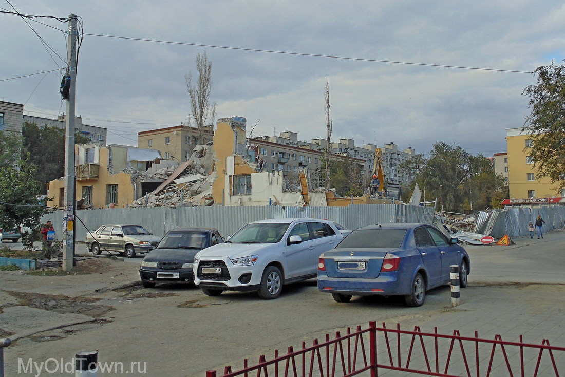 Волгоград, проспект Университетский. Демонтаж взорвавшегося дома. Вид с перекрестка. Фото