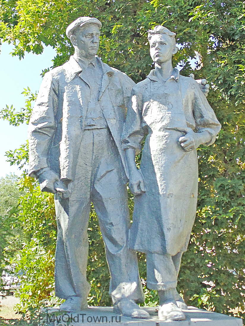 Памятник рабочему-судостроителю. Фото Волгограда