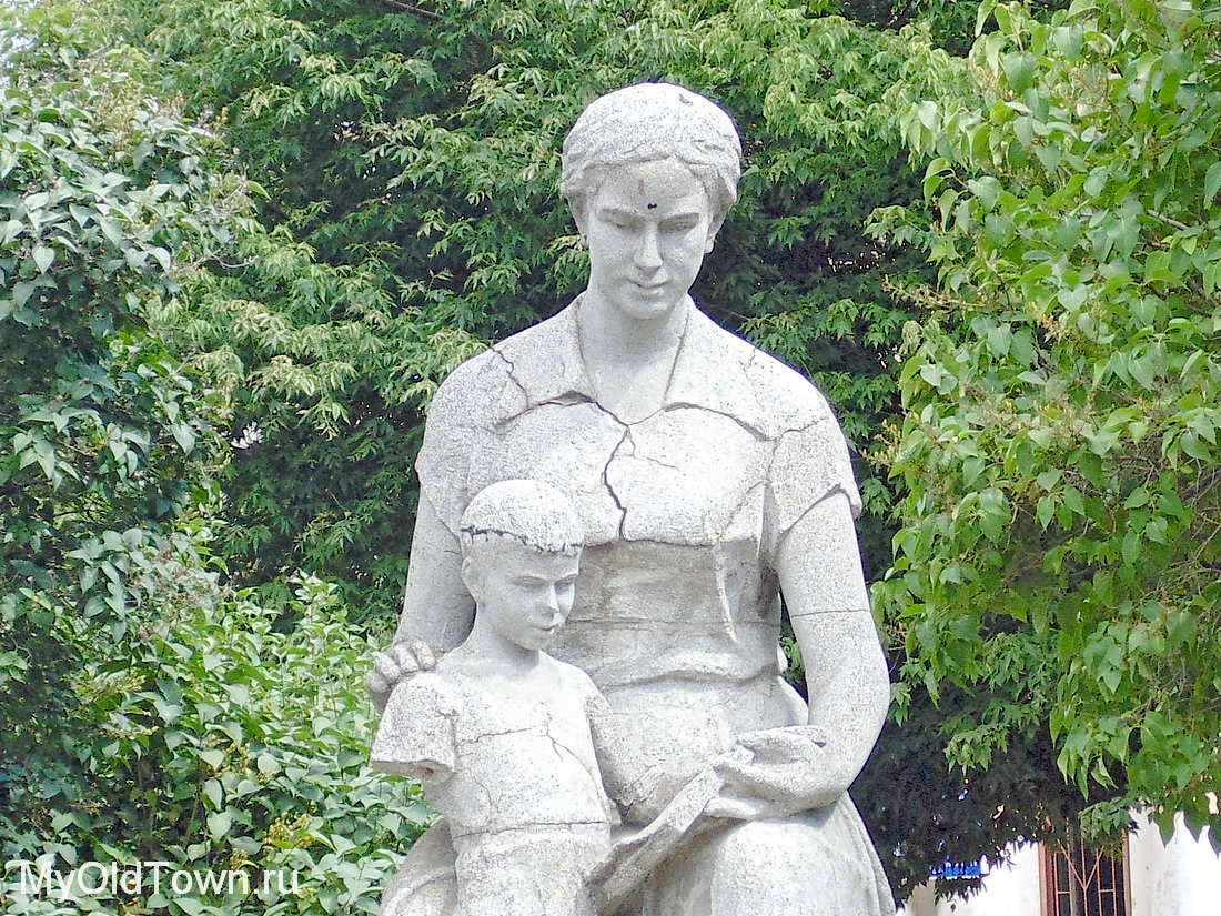 Скульптура Мать и дитя. Фото Волгограда