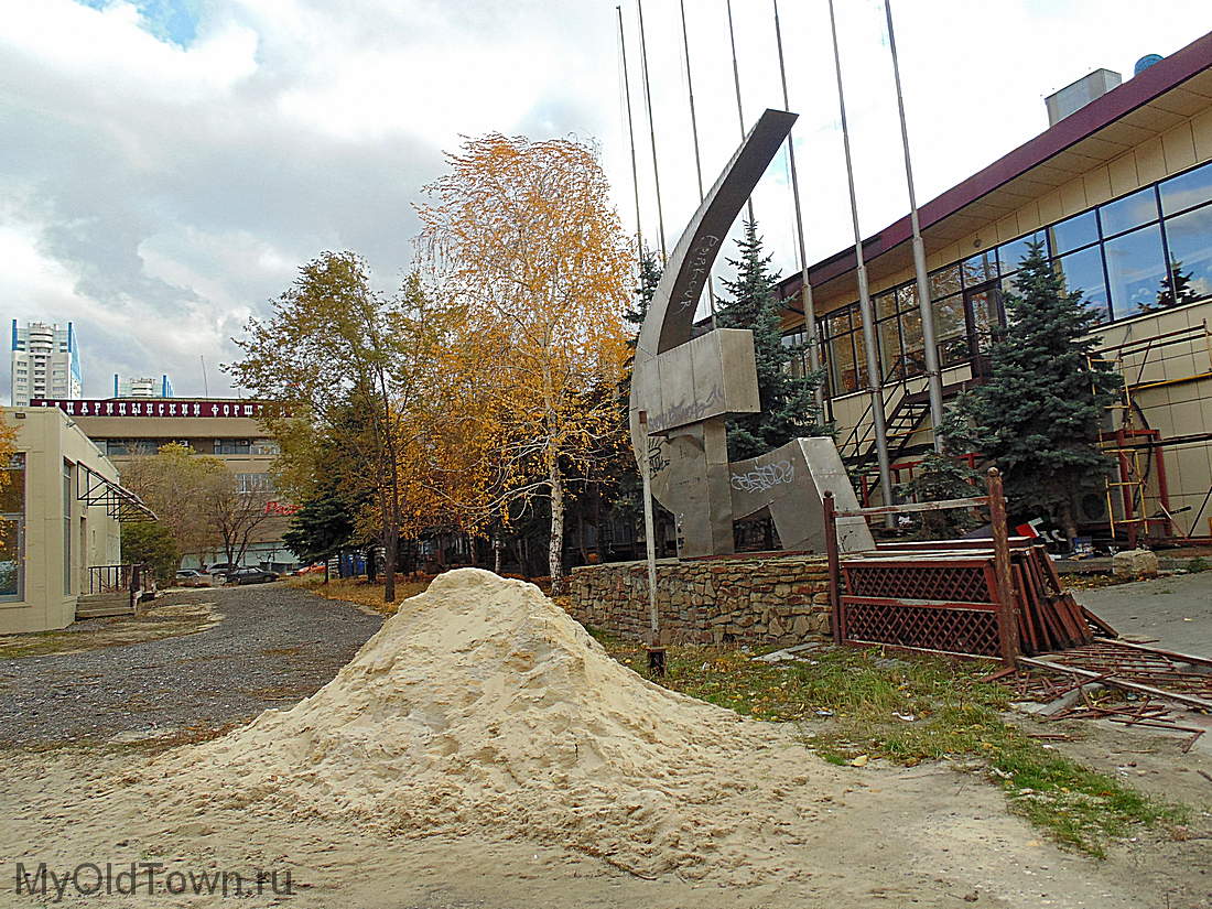 Памятник Серп и молот на площади Чекистов. Фото Волгограда