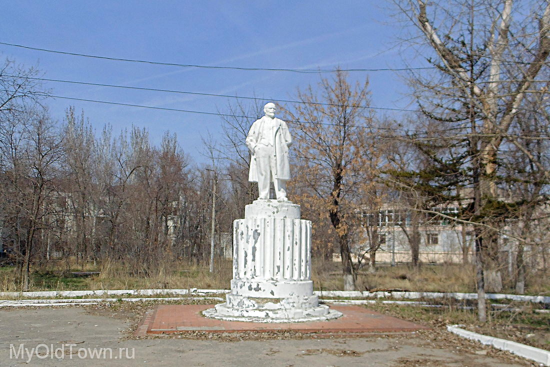 Памятник Ленину на площади  у ВолгоГРЭС. Фото Волгограда