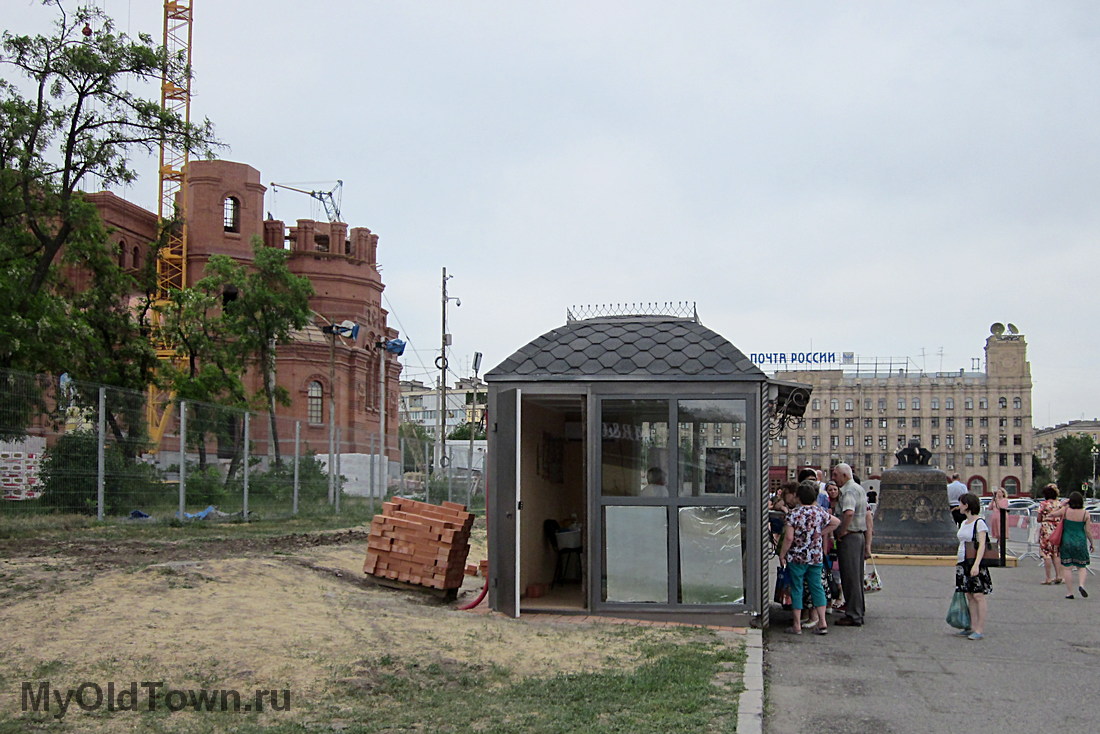 Собор Александра Невского в Волгограде. Церковная лавка. Май 2018 года 