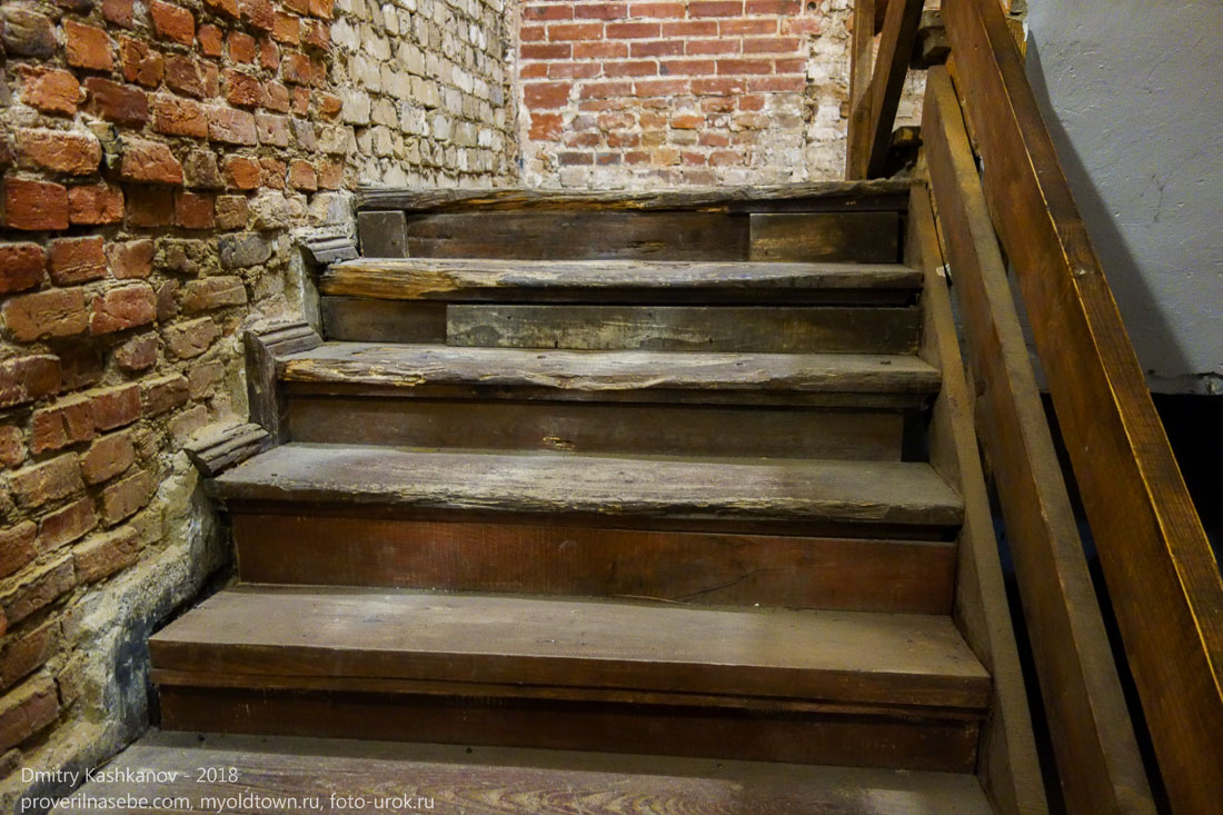 Лестница на 2 этаж. Старинные дубовые ступени Янтарного замка