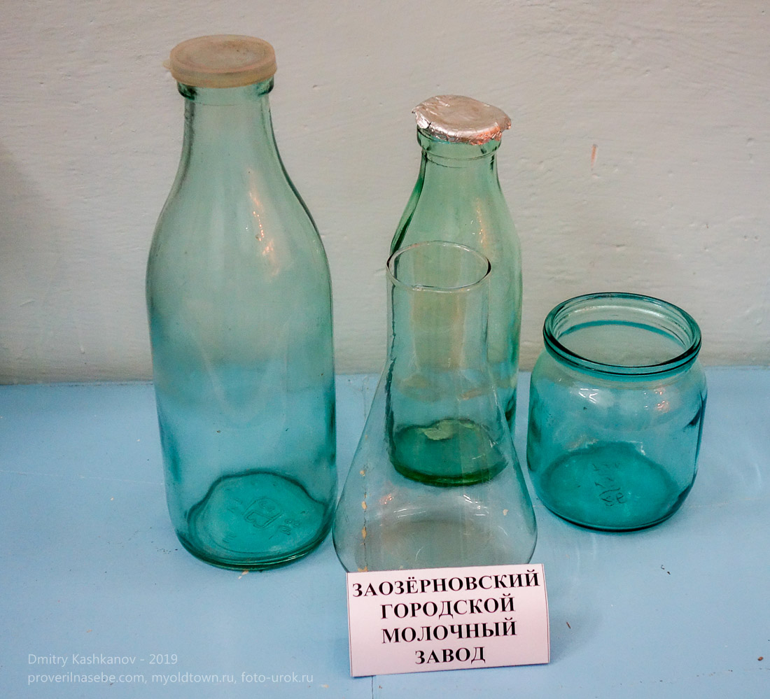 Стеклянные бутылки для молока и банки. Сделано в СССР