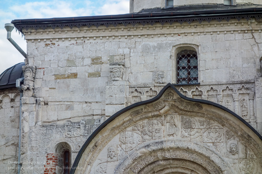 Белокаменная резьба на фасаде Георгиевского собора. Город Юрьев-Польский