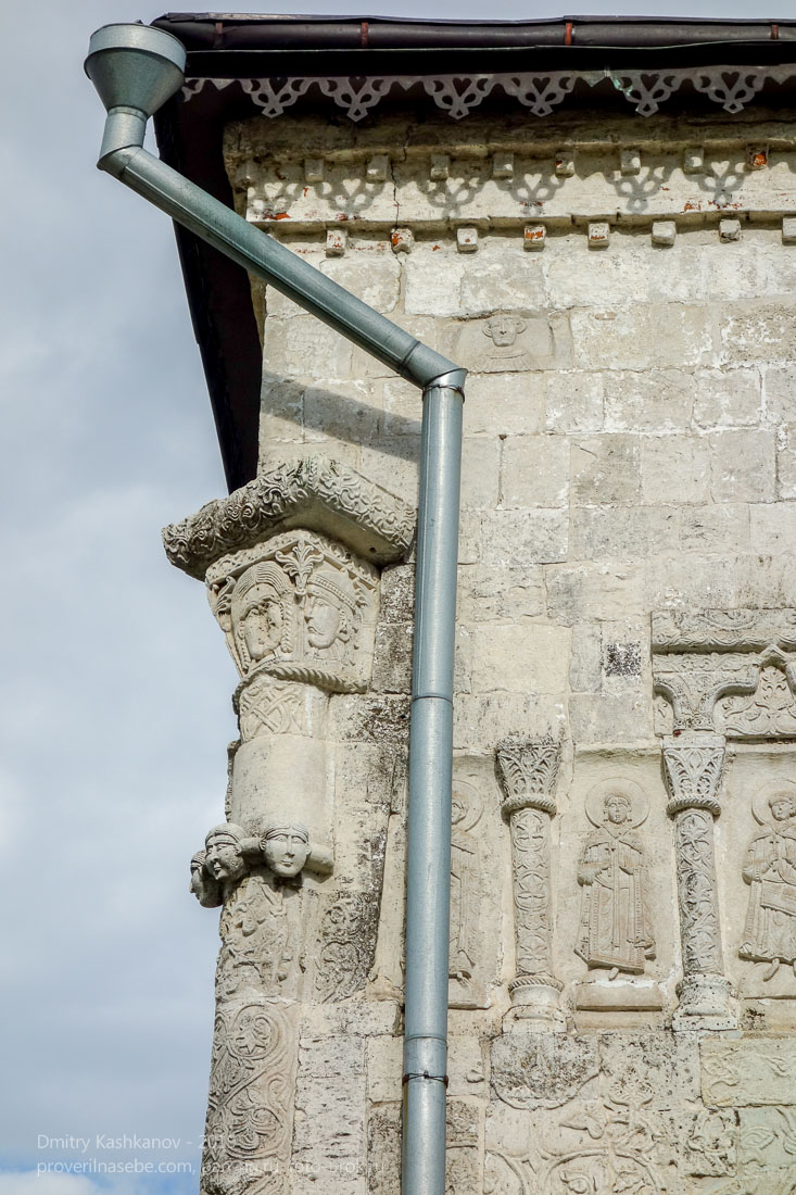 Георгиевский собор. Угловая колонна с резьбой по камню