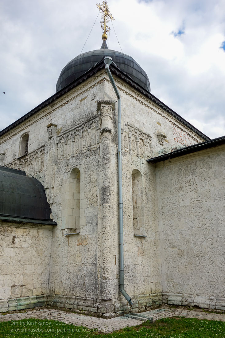 Георгиевский собор. Наиболее сохранившийся фрагмент резьбы