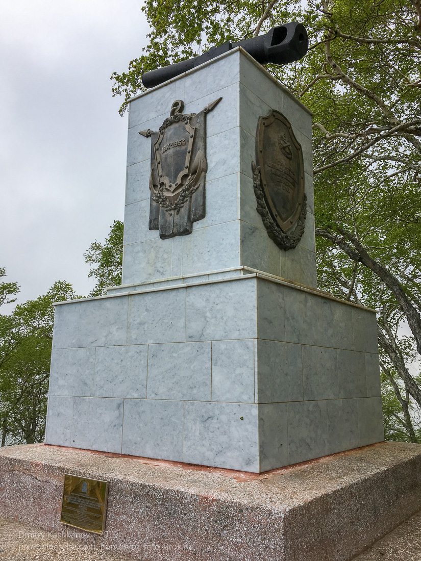 Фото памятника героям III батареи лейтенанта А.П.Максутова. Сделано в парке Никольская сопка Петропавловска-Камчатского