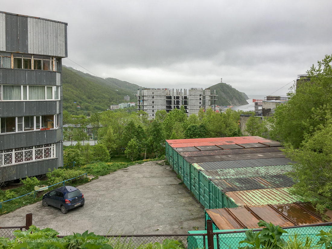 Петропавловск-Камчатский. Вид с улицы Вилюйской на Никольскую сопку и Авачинскую бухту