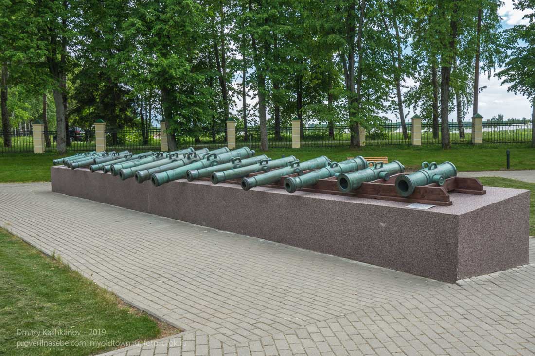 Пушки у центральной экспозиции Бородинского музея