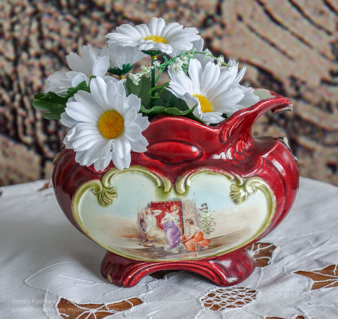 Старинная ваза под цветы