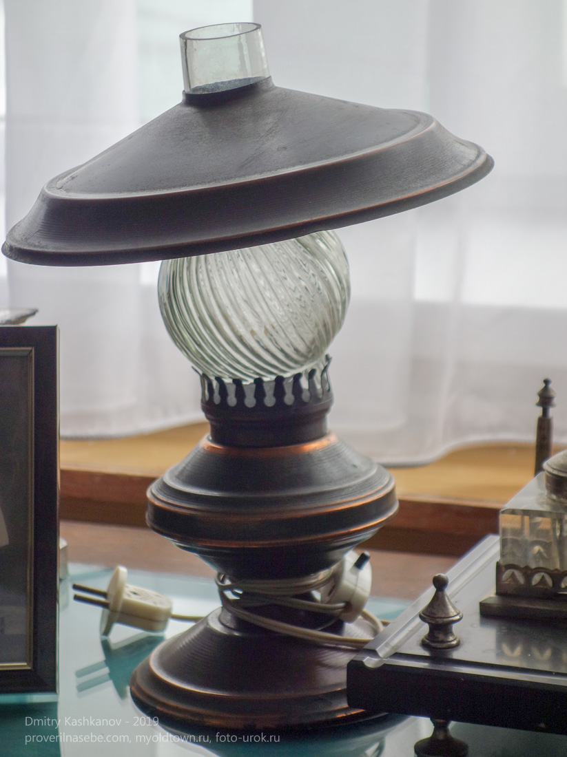 Старая настольная лампа. Имитация керосиновой лампы. Ейский краеведческий музей