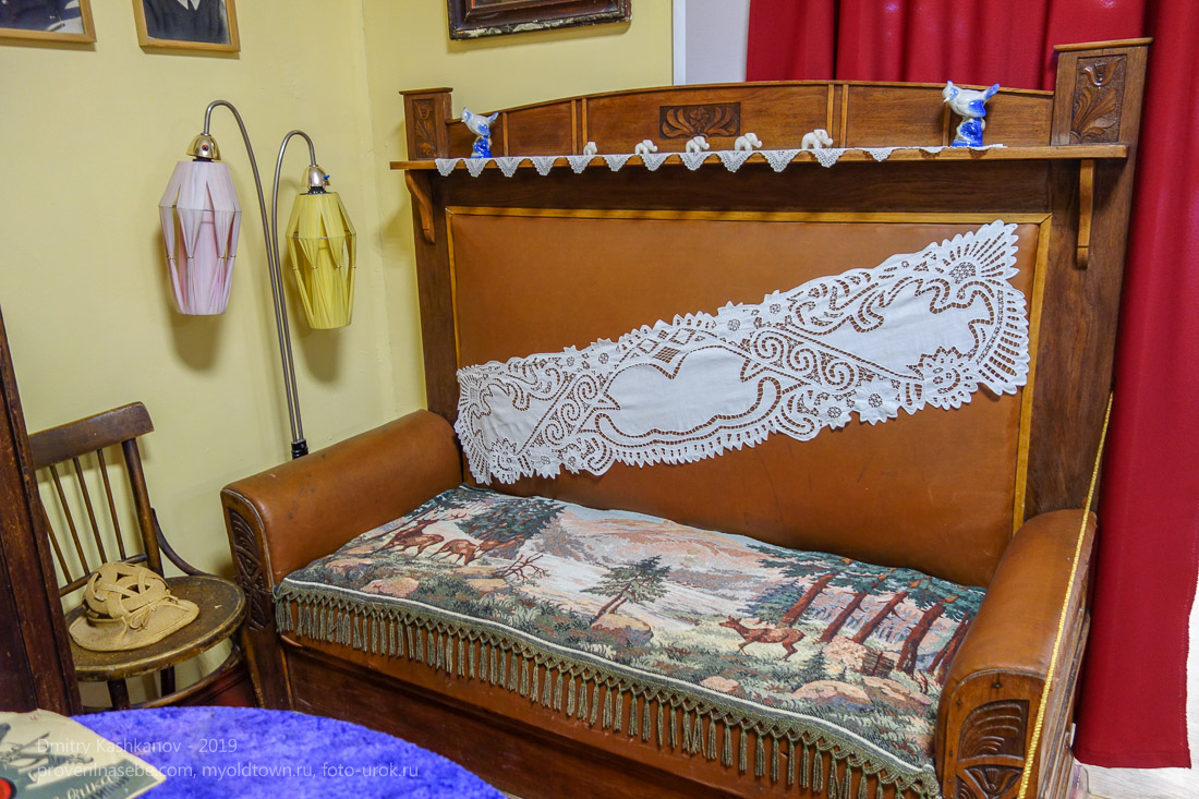Старинный диван с высокой спинкой. Ейский краеведческий музей