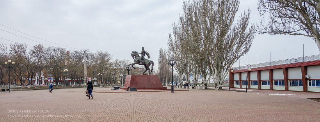 Ейск. Городской стадион и памятник князю М.С.Воронцову