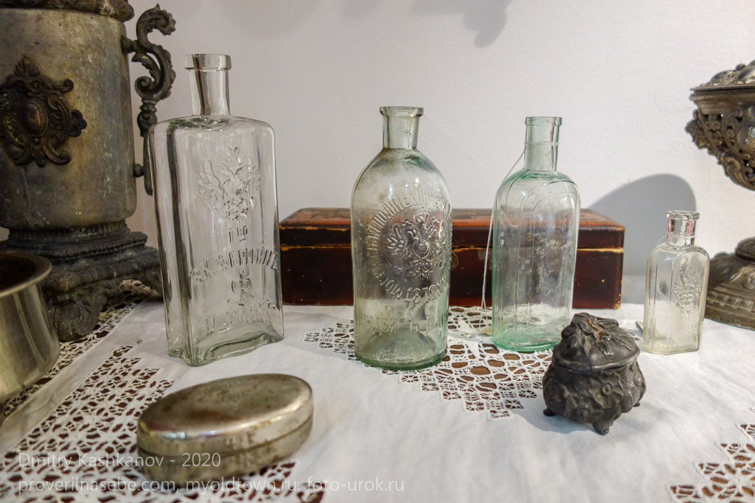 Старинные стеклянные бутылки и шкатулки