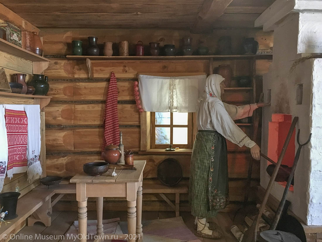 Интерьер старой кухни деревянного дома с русской печью