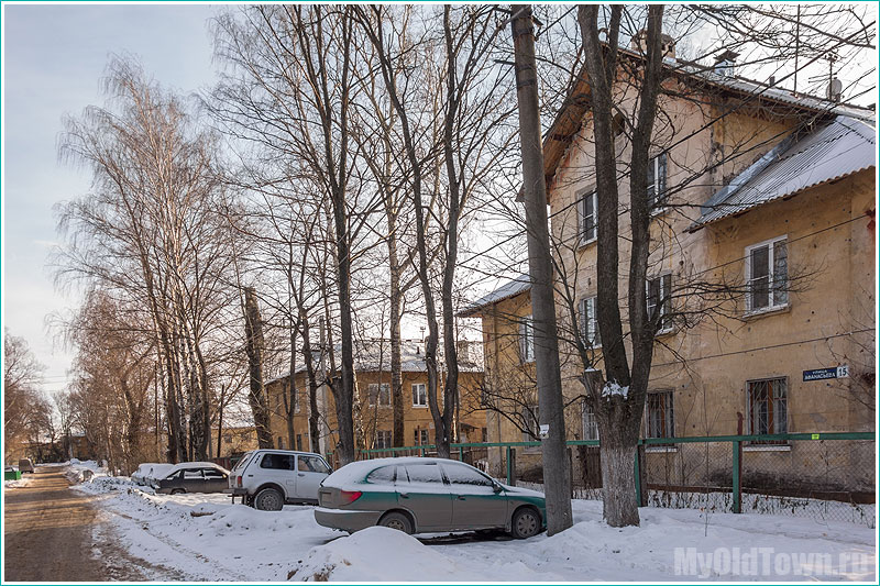 Улица Афанасьева. Автомобили на парковке. Фото