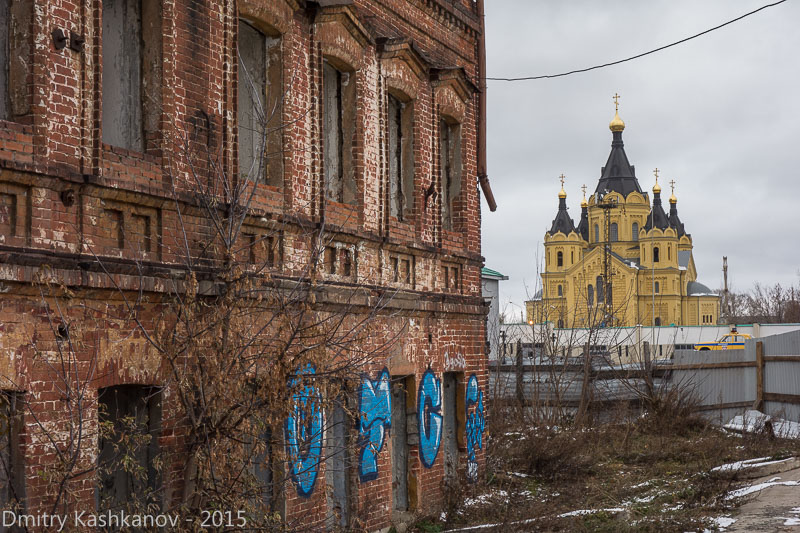 Разрушенный дом на Стрелке и Собор Александра Невского