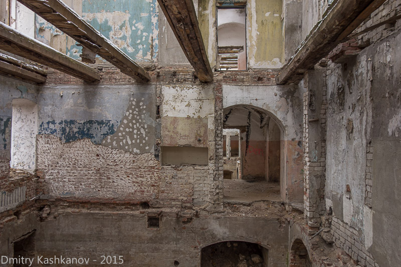 Внутри разрушенного дома. Стрелка, 1. Нижний Новгород. Фото 2015 года