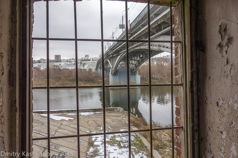 Сквозь решетку на окне виден Канавинский мост и верхняя часть города