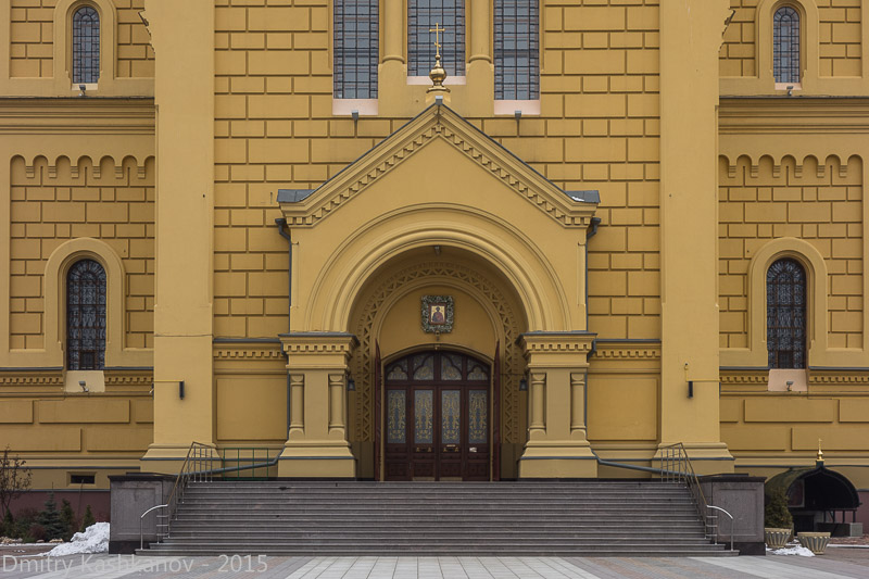 Собор Александра Невского. Главный вход. Фото
