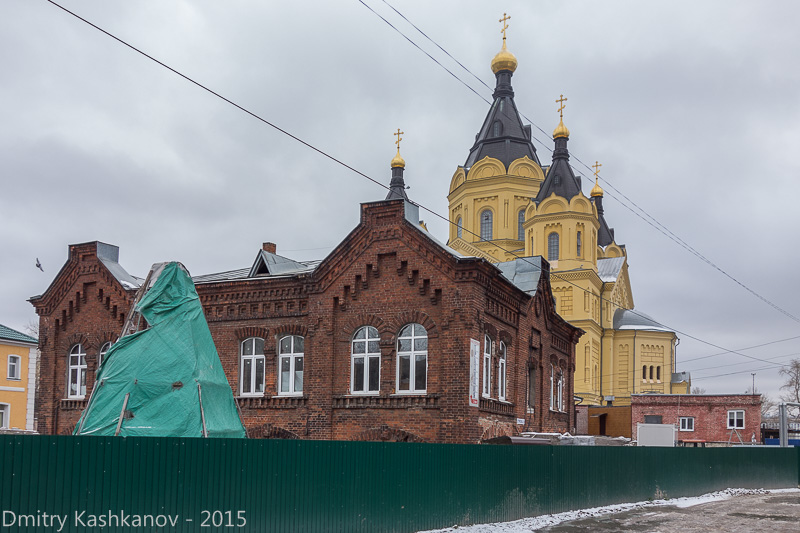 Собор Александра Невского и старое здание на Стрелке
