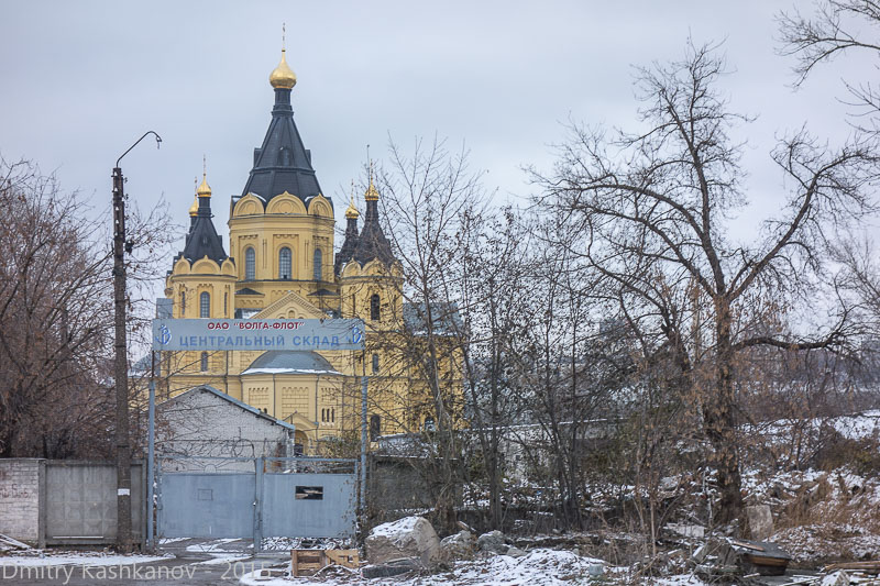 Собор Александра Невского и ворота склада речного порта