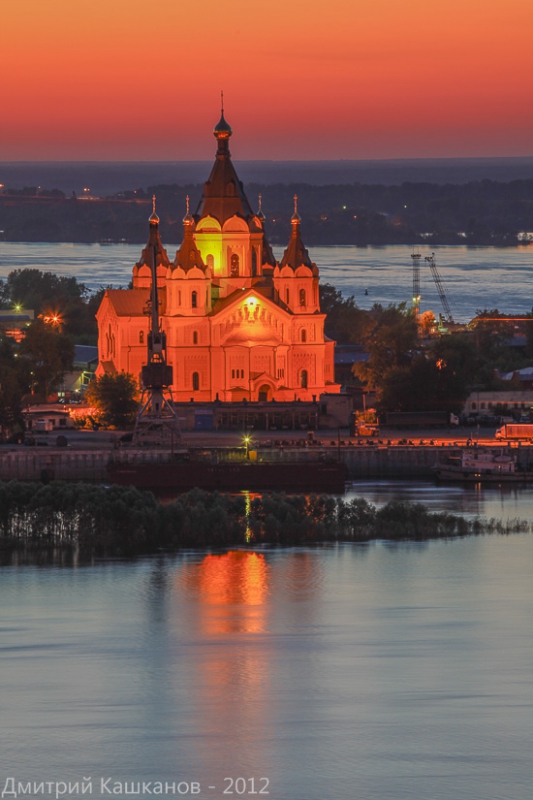 Собор Александра Невского. Вечерняя подсветка. Фото 2012 года