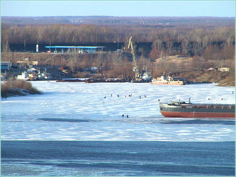 Рыбаки удят рыбу на льдине. Вид с Волжской набережной