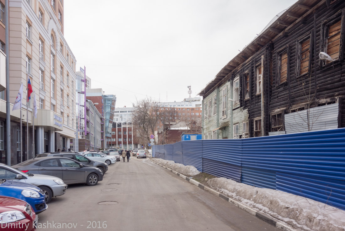 Гранитный переулок, синий забор, старый дом под снос. Нижний Новгород. 2016 год