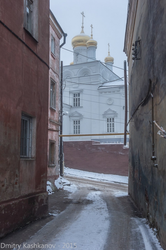 Церковь Ильи Пророка. Вид между домами на улице Ильинской