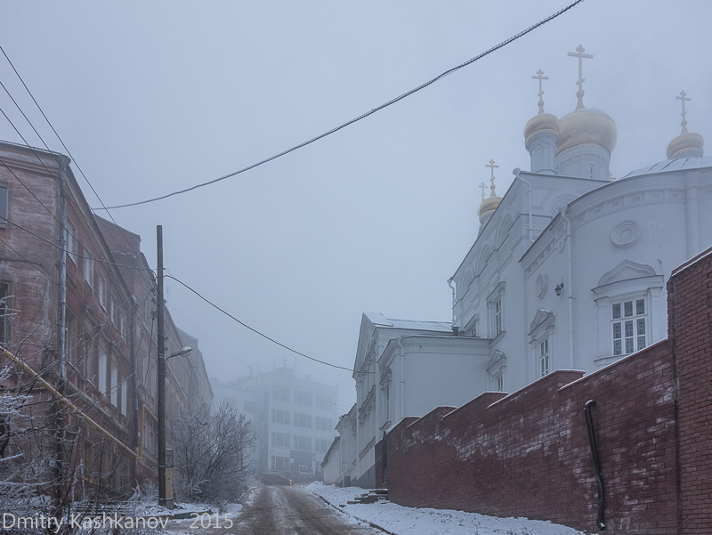 Церковь Ильи Пророка на улице Ильинской. Туманный день. Фото