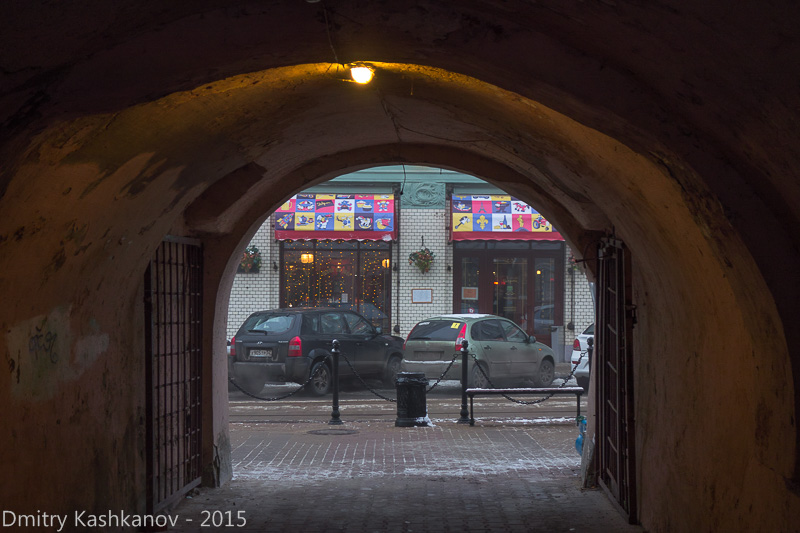 Улица Рождественская. Взгляд из арки. Фото