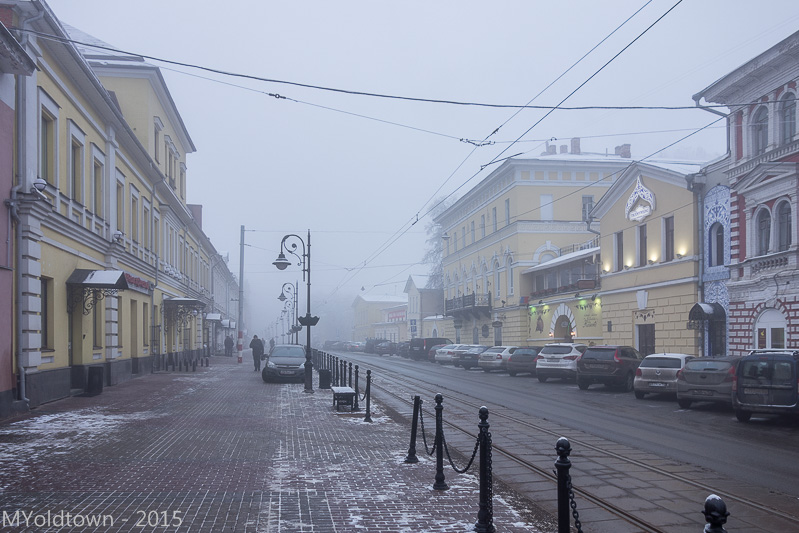 Улица Рождественская в Нижнем Новгороде. Вечер. Туман