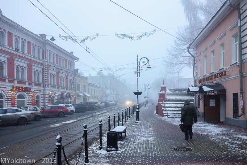Улица Рождественская в Нижнем Новгороде. Вечер. Туман