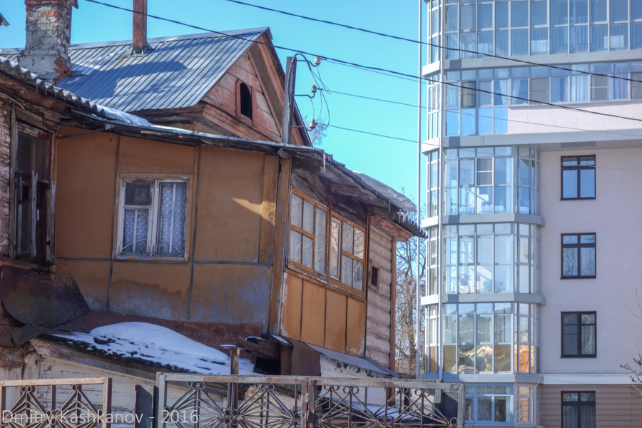 Нижний Новгород. Улица Студеная, 43. Деревянный дом на фоне ''Изумрудного замка''
