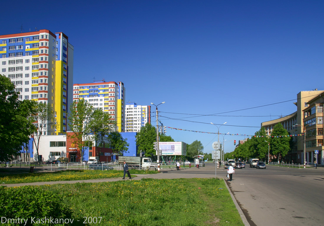 Перекресток Молодежного проспекта и улицы Краснодонцев. Фото 2007 г.