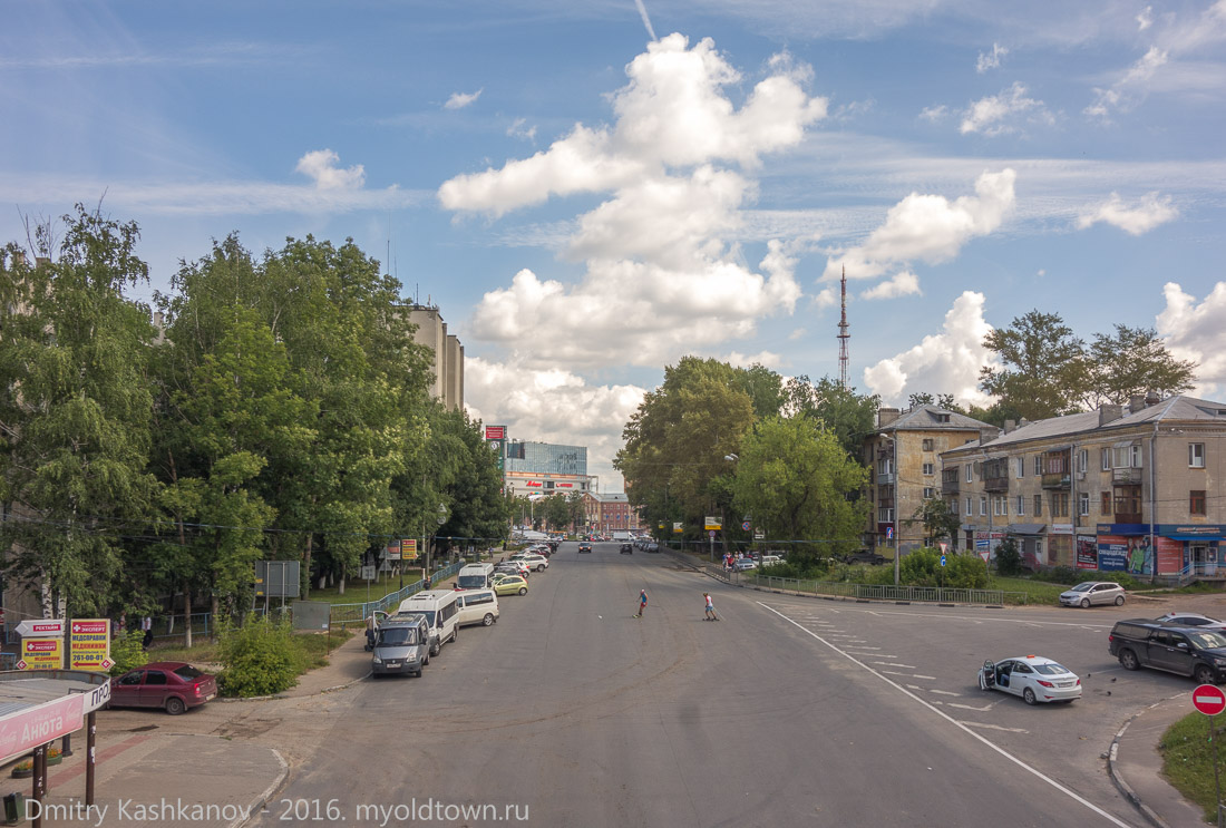 Фото с пешеходного мостика на Площадь Лядова и Окский съезд
