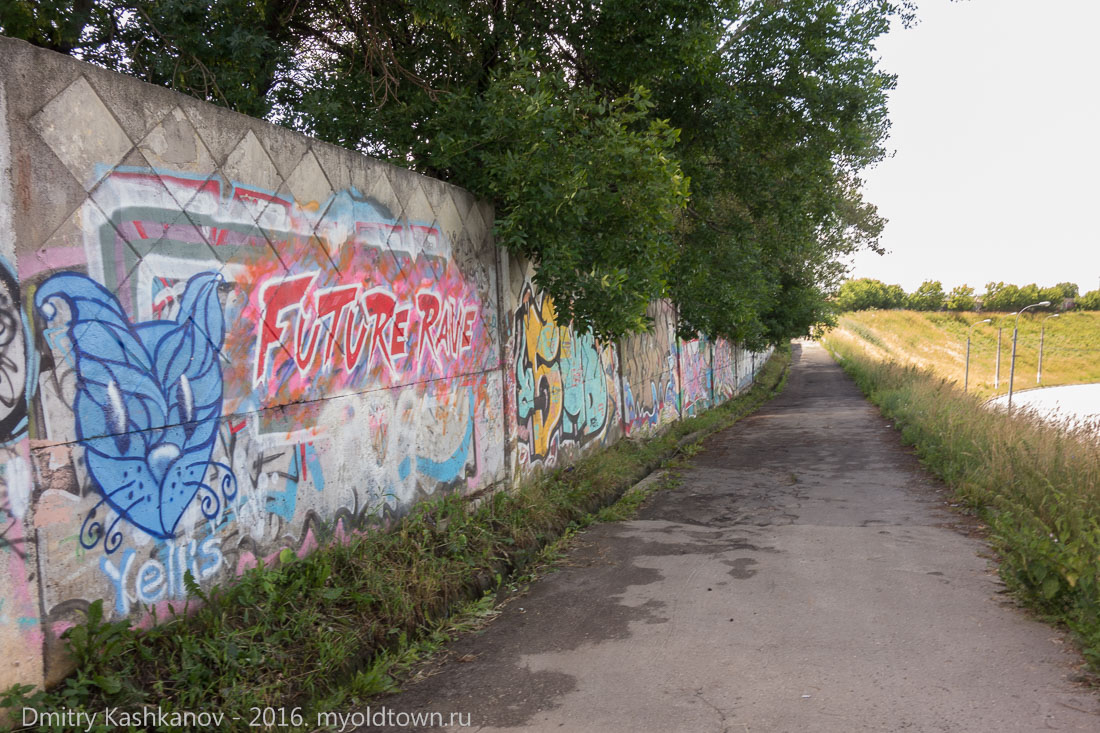 Граффити на заборе Окского съезда. Фото