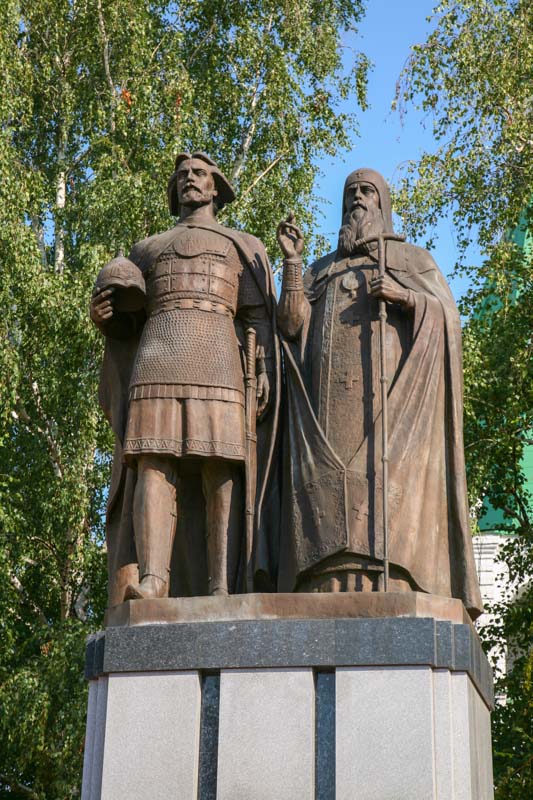 Нижегородский Кремль. Памятник основателю города и его наставнику. Фото